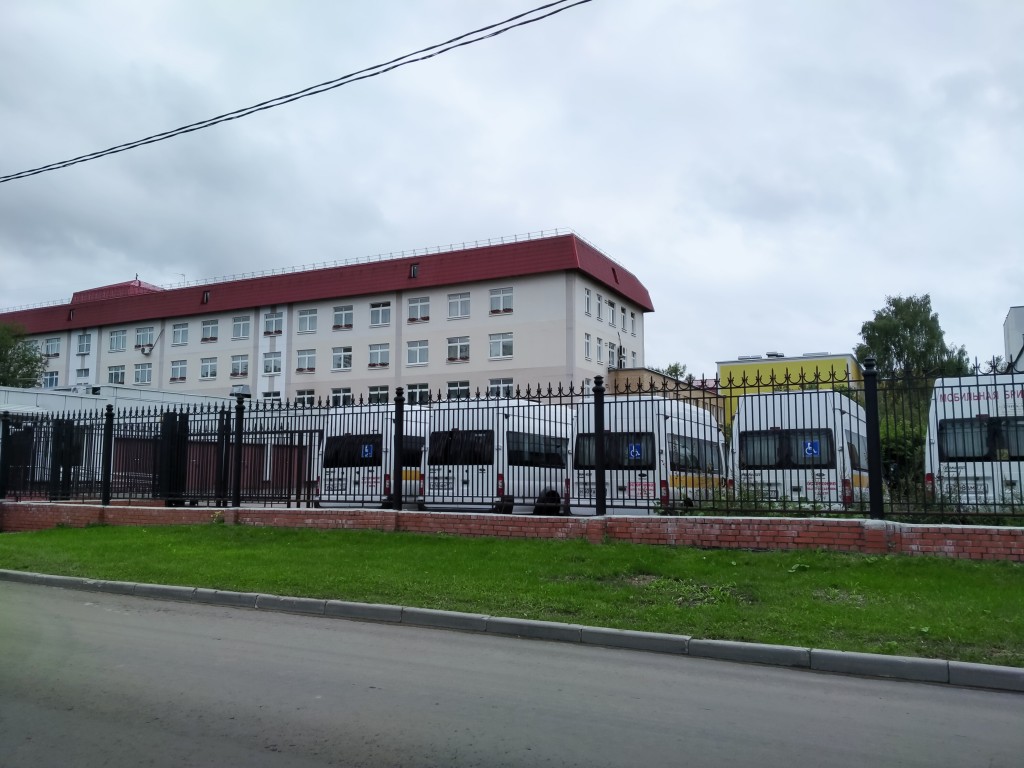 Домовая церковь Елисаветы Феодоровны при реабилитационном центре для инвалидов, Лианозово (Северо-Восточный административный округ (СВАО), г. Москва). общий вид в ландшафте