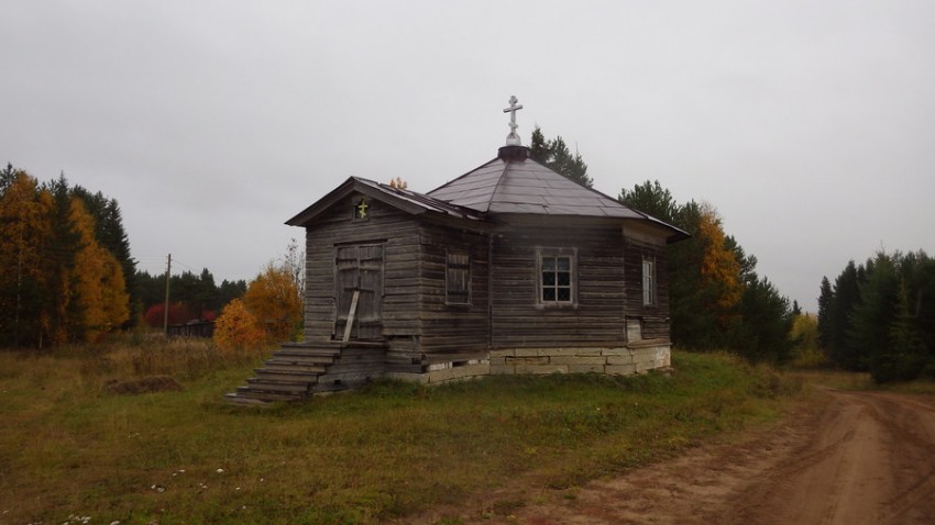 Труфанова. Часовня Воздвижения Креста Господня. общий вид в ландшафте