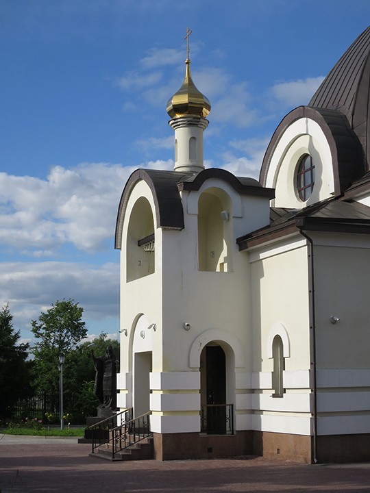 Церковь Ермогена, Патриарха Московского, в Крылатском, Крылатское (Западный административный округ (ЗАО), г. Москва). фасады, Звонница церкви Ермогена, Патриарха Московского, в Крылатском.