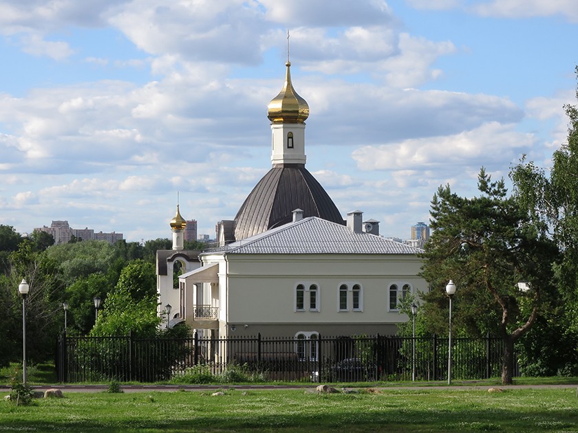 Крылатское. Церковь Ермогена, Патриарха Московского, в Крылатском. фасады, Церковь Ермогена, Патриарха Московского, в Крылатском. На переднем плане - дом причта.