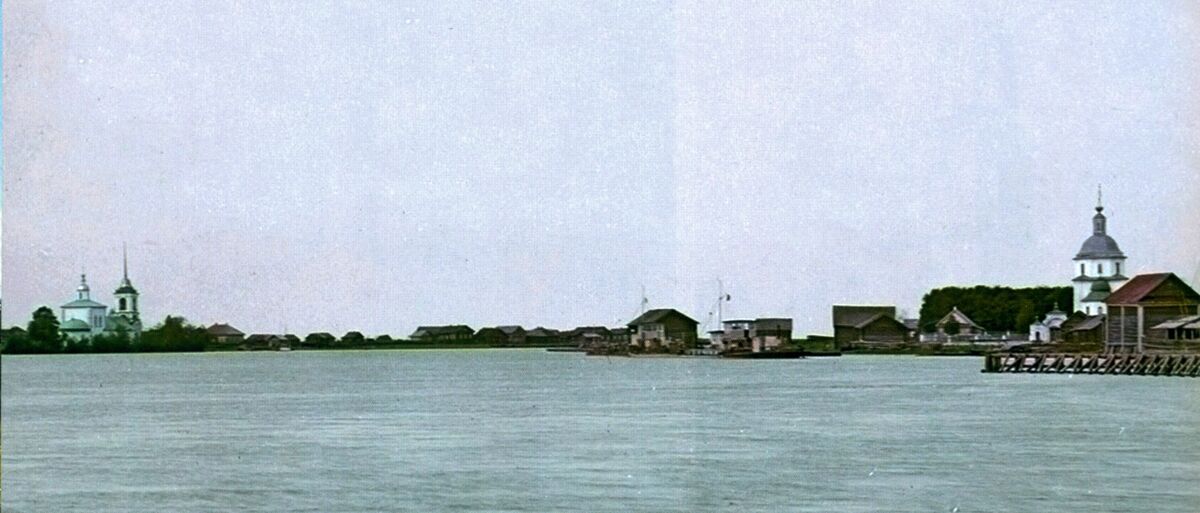 Церковь Троицы Живоначальной, Каргулино (акватория Шекснинского водохранилища) (Белозерский район, Вологодская область). архивная фотография, Троицкая церковь слева. Фотография С.М. Прокудина-Горского.
