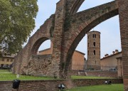 Церковь Виталия Миланского, Мощные арочные контрфорсы поддерживают стены храма<br>, Равенна, Италия, Прочие страны