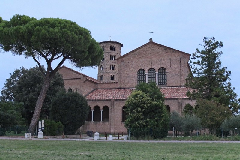 Равенна. Церковь Аполлинария Равеннийского в Классе. общий вид в ландшафте