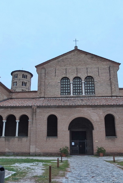 Равенна. Церковь Аполлинария Равеннийского в Классе. фасады