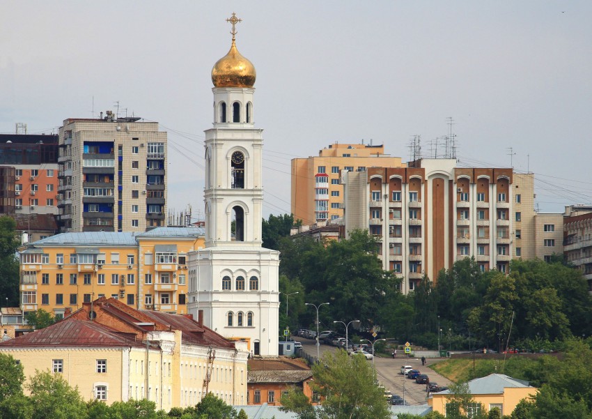 Самара. Иверский женский монастырь. Церковь Николая Чудотворца в колокольне (воссозданная). фасады, Вид с Волги