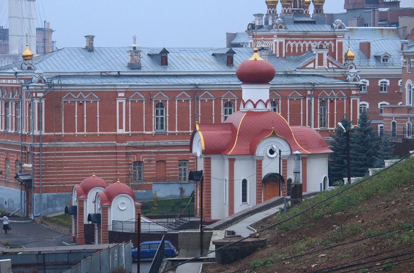 Иверский женский монастырь. Часовня Царственных страстотерпцев, Самара (Самара, город, Самарская область). фасады, Вид с противоположной стороны Вилоновского спуска, из Пушкинского сквера