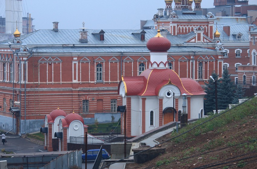 Самара. Иверский женский монастырь. Часовня Царственных страстотерпцев. фасады, Вид с противоположной стороны Вилоновского спуска, из Пушкинского сквера