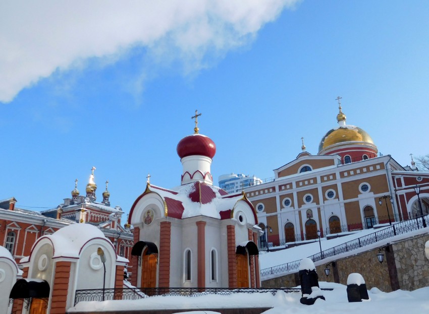 Самара. Иверский женский монастырь. Часовня Царственных страстотерпцев. фасады, Часовня в центре, за ней слева Иерусалимская церковь, справа  Иверская церковь