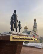 Кафедральный собор Воскресения Христова, Памятник первым учителям Тувы на фоне Иверской часовни и собора<br>, Кызыл, Кызыл, город, Республика Тыва
