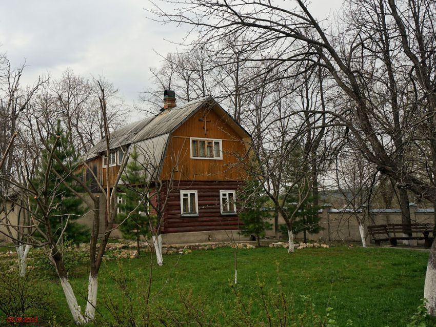 Спаса Нерукотворного Пустынь. Домовая церковь Новомучеников и исповедников Церкви Русской, Клыково (Козельский район, Калужская область). общий вид в ландшафте