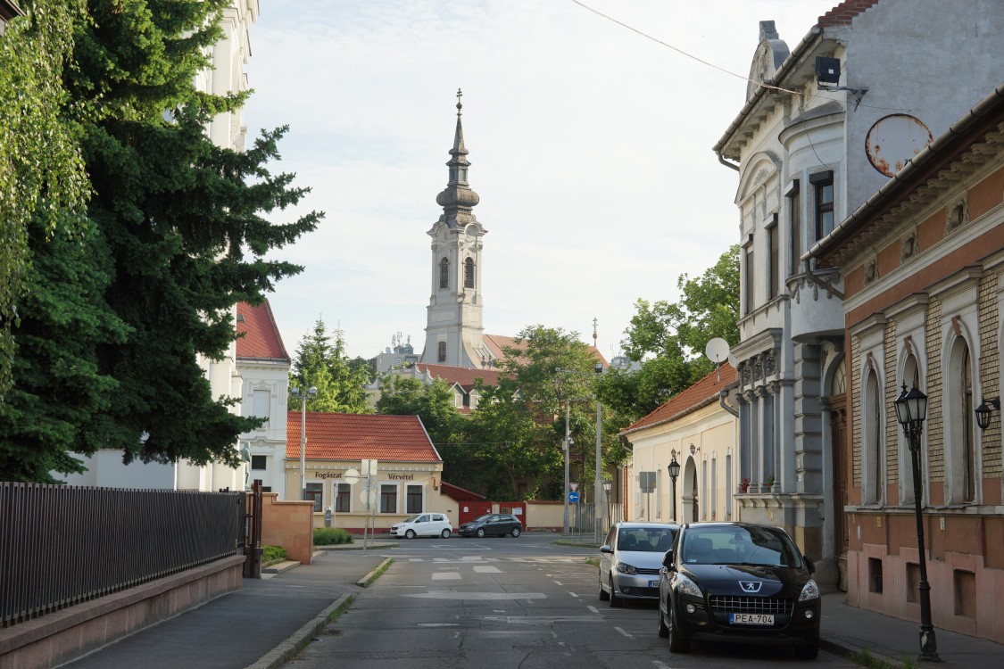 Мишкольц. Церковь Троицы Живоначальной. общий вид в ландшафте