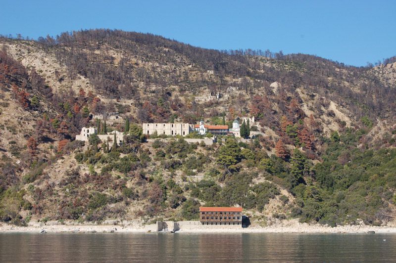 Скит Новая Фиваида, Афон (Ἀθως) (Айон-Орос (Άγιον Όρος), Греция). общий вид в ландшафте