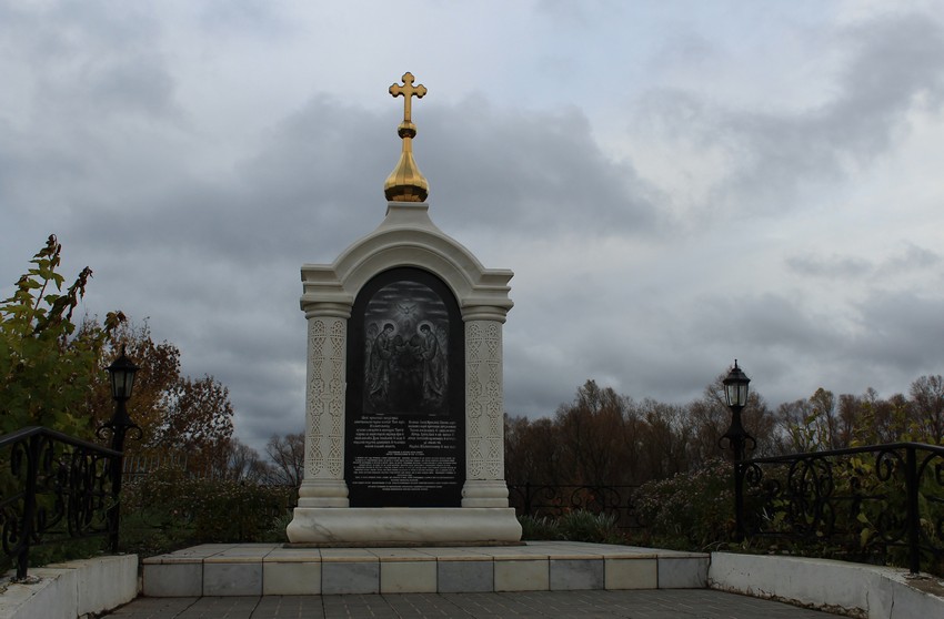 Троицкий женский монастырь. Часовня Казанской иконы Божией Матери, Ташла (Ставропольский район, Самарская область). дополнительная информация, Памятный камень с текстами акафистов и историей Ташлинского источника
