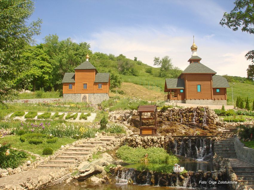 Пятигорск. Часовня Олега Брянского. общий вид в ландшафте, Церковь (справа) и купальня
