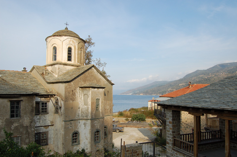 Церковь Всех Святых в Дафни, Афон (Ἀθως) (Айон-Орос (Άγιον Όρος), Греция). общий вид в ландшафте