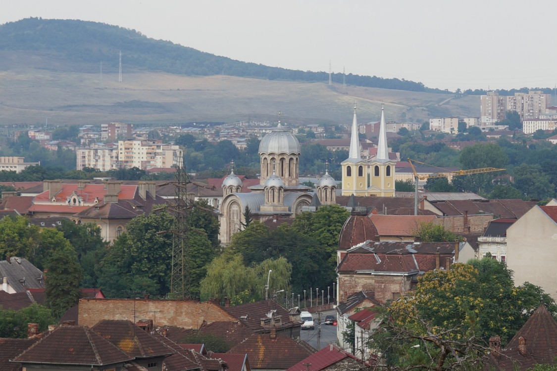 Хунедоара. Кафедральный собор Константина и Елены. общий вид в ландшафте