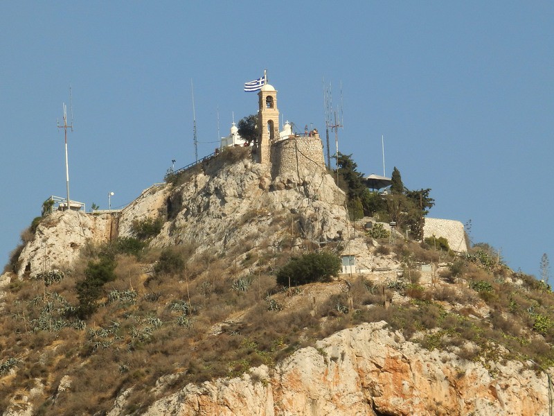 Афины (Αθήνα). Церковь Георгия Победоносца. общий вид в ландшафте, Верхушка холма с церковью