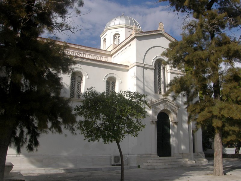 Афины (Αθήνα). Церковь Георгия Победоносца. общий вид в ландшафте