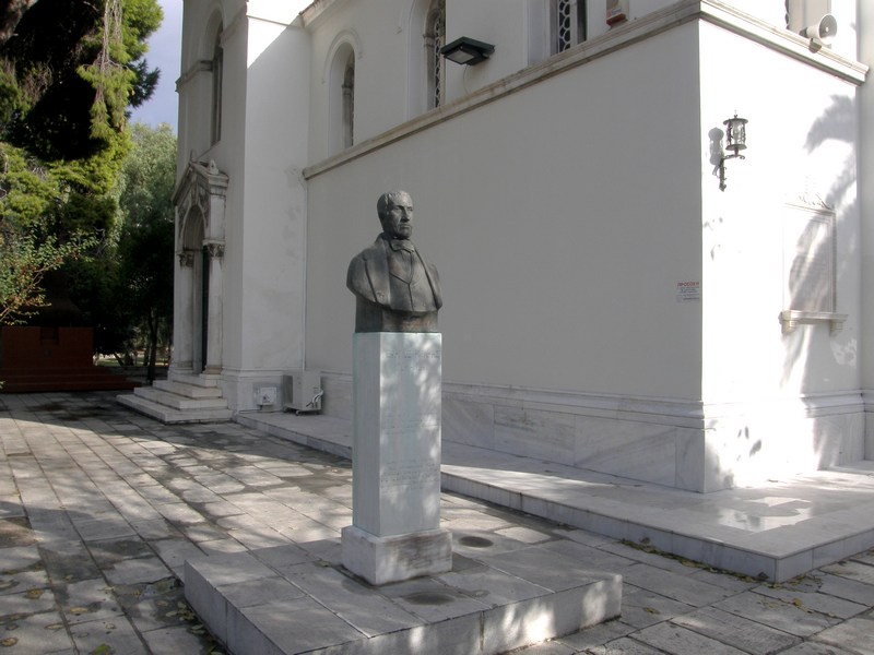 Церковь Георгия Победоносца, Афины (Αθήνα) (Аттика (Ἀττική), Греция). дополнительная информация, Памятник Георгиосу Ризарису, основателю церкви