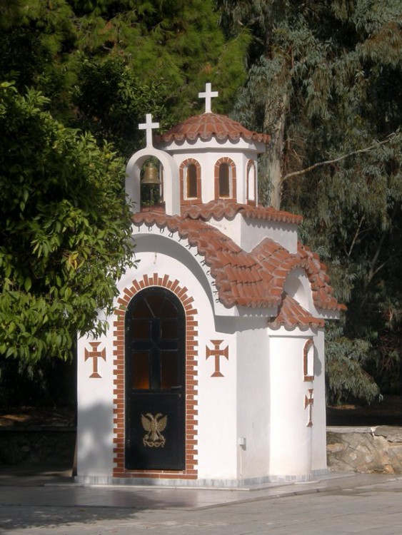 Церковь Георгия Победоносца, Афины (Αθήνα) (Аттика (Ἀττική), Греция). дополнительная информация, Часовня (вероятно, Михаила Архангела) в ограде церкви