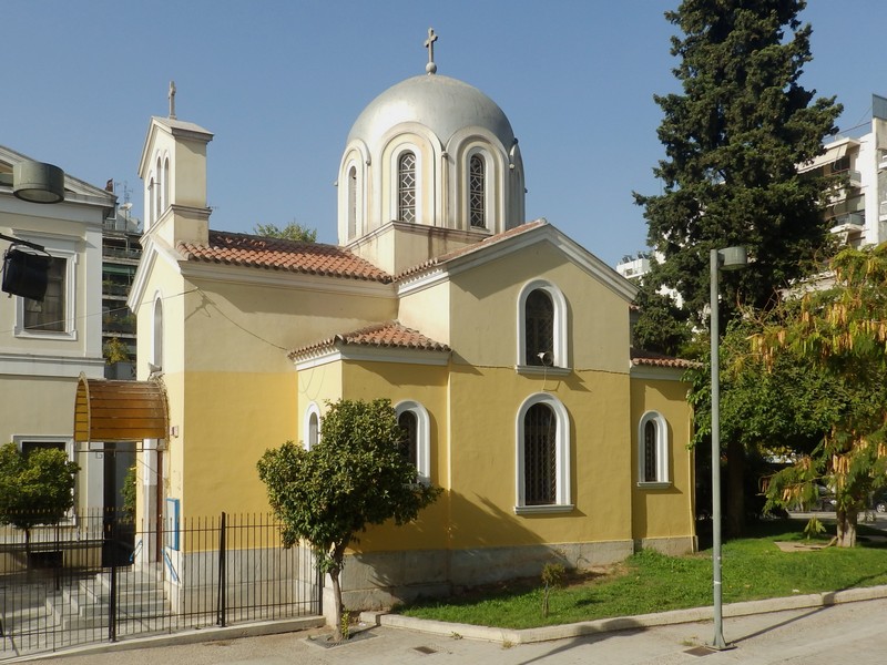 Афины (Αθήνα). Церковь Космы и Дамиана. общий вид в ландшафте