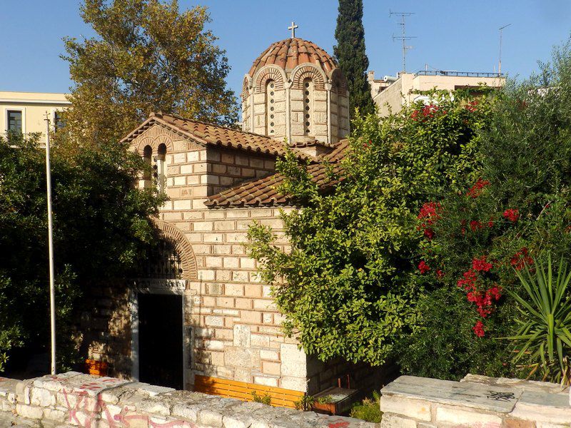 Афины (Αθήνα). Церковь Бесплотных Сил (Агия Ассомати). общий вид в ландшафте