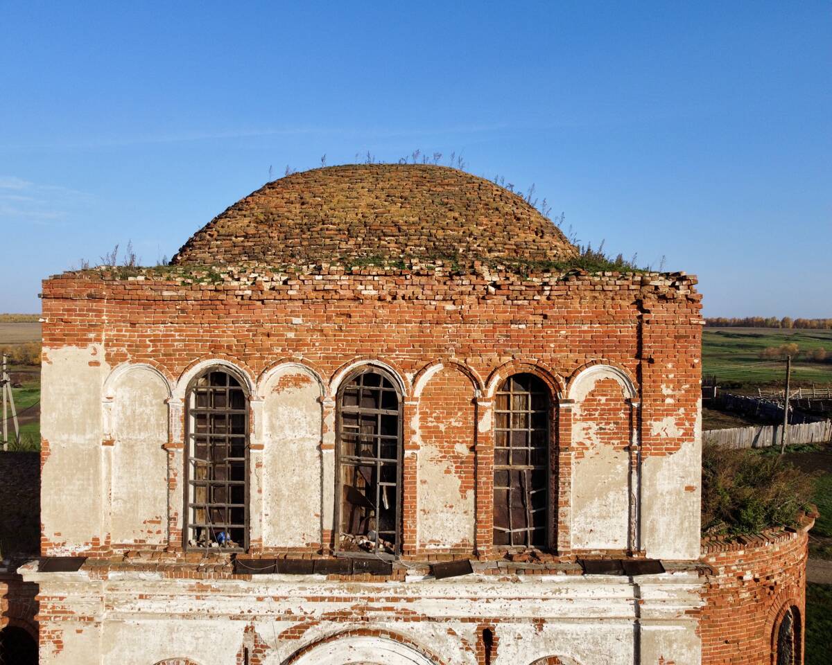 Церковь Михаила Архангела, Горшково (Шумихинский район, Курганская область). архитектурные детали, Завершение основного объема