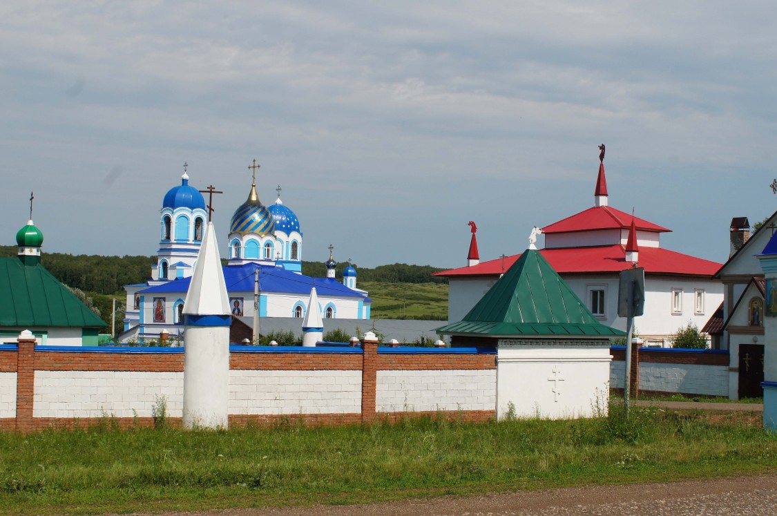 Новомихайловка. Покровский Эннатский мужской монастырь. общий вид в ландшафте