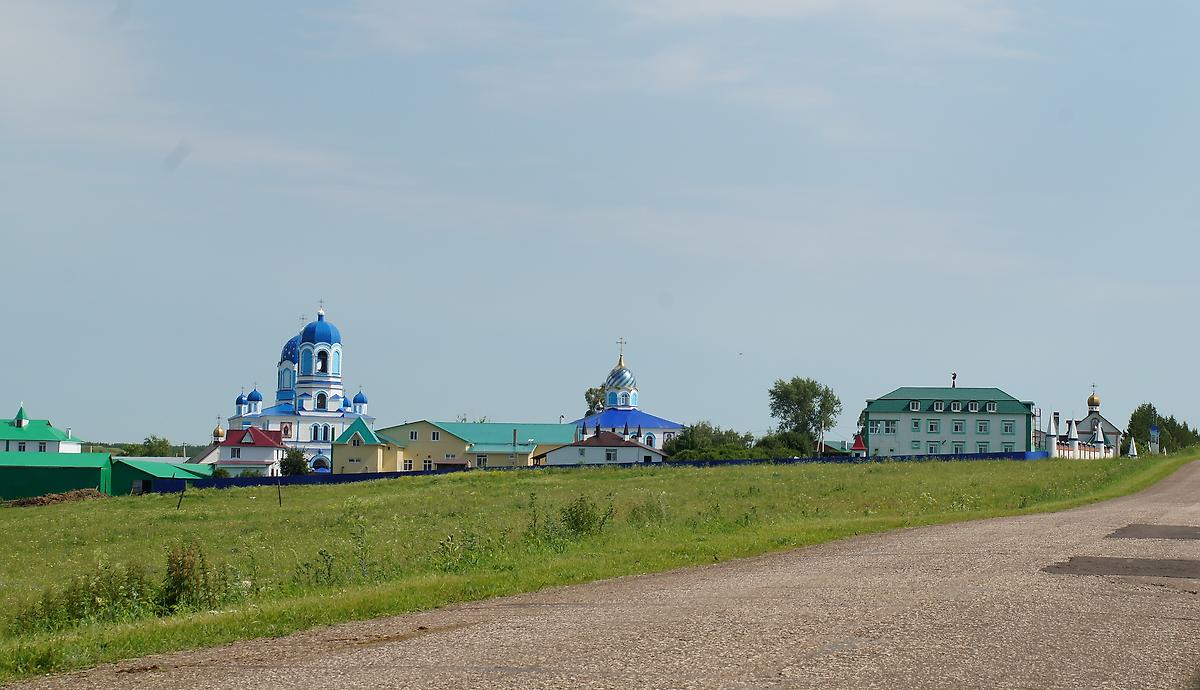 общий вид в ландшафте. Покровский Эннатский мужской монастырь, Новомихайловка (Фёдоровский район, Республика Башкортостан)