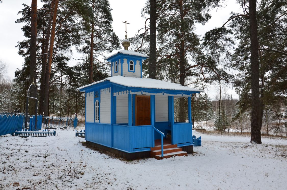 Часовня Покрова Пресвятой Богородицы, Думлово (Людиновский район, Калужская область). общий вид в ландшафте