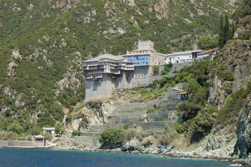 Монастырь Дионисиат, Афон (Ἀθως) (Айон-Орос (Άγιον Όρος), Греция). общий вид в ландшафте