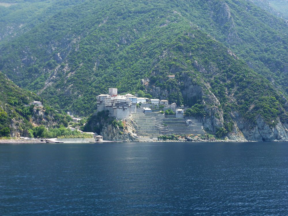 Монастырь Дионисиат, Афон (Ἀθως) (Айон-Орос (Άγιον Όρος), Греция). общий вид в ландшафте