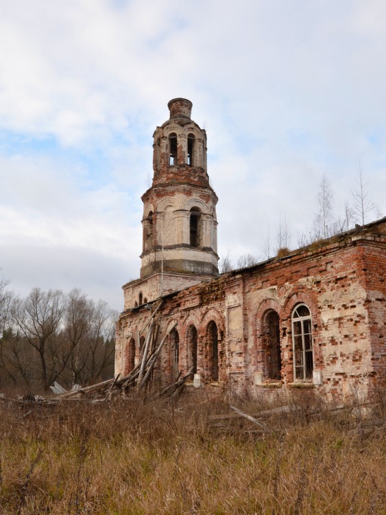 Церковь Троицы Живоначальной, Намесково (Бежецкий район, Тверская область). фасады, Вид с юго-востока на трапезную и колокольню