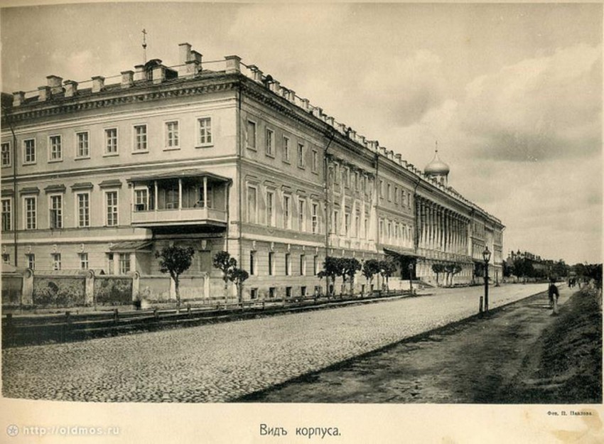 Домовая церковь Петра и Павла при бывшем 1-м Московском Кадетском Корпусе, Лефортово (Юго-Восточный административный округ (ЮВАО), г. Москва). архивная фотография, Фото с сайта pastvu.com  Справа купол церкви Михаила Архангела при Втором Кадетском корпусе,  слева шпиль церкви Петра и Павла при Первом Кадетском Корпусе.