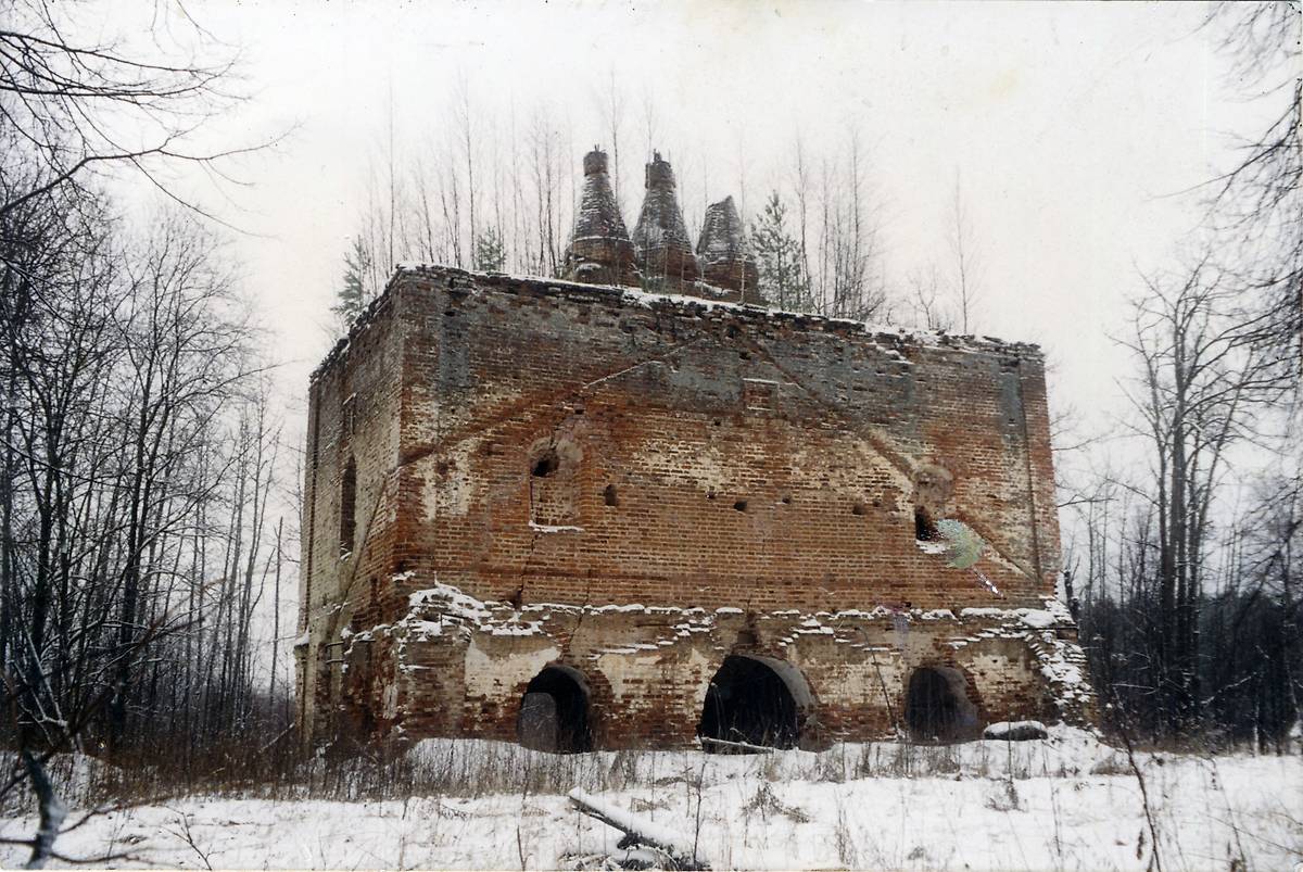 Вид на церковь с запада. Фото Е.П. Балагурова зимы 1996-1997 гг. Скан из коллекции Е.Н. Малышева., фасады. Церковь Троицы Живоначальной, Александрова Пустынь (Рыбинский район, Ярославская область)