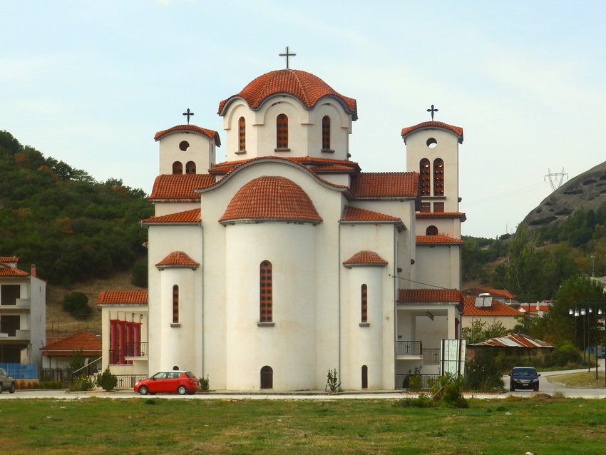 Каламбака. Церковь Константина и Елены. общий вид в ландшафте