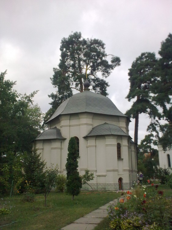 Киев. Неизвестная церковь. общий вид в ландшафте, Крестильня на территории храмового комплекса