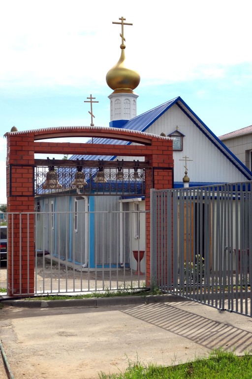 Церковь Рождества Пресвятой Богородицы, Большие Чапурники (Светлоярский район, Волгоградская область). архитектурные детали, Новая звонница на переднем плане