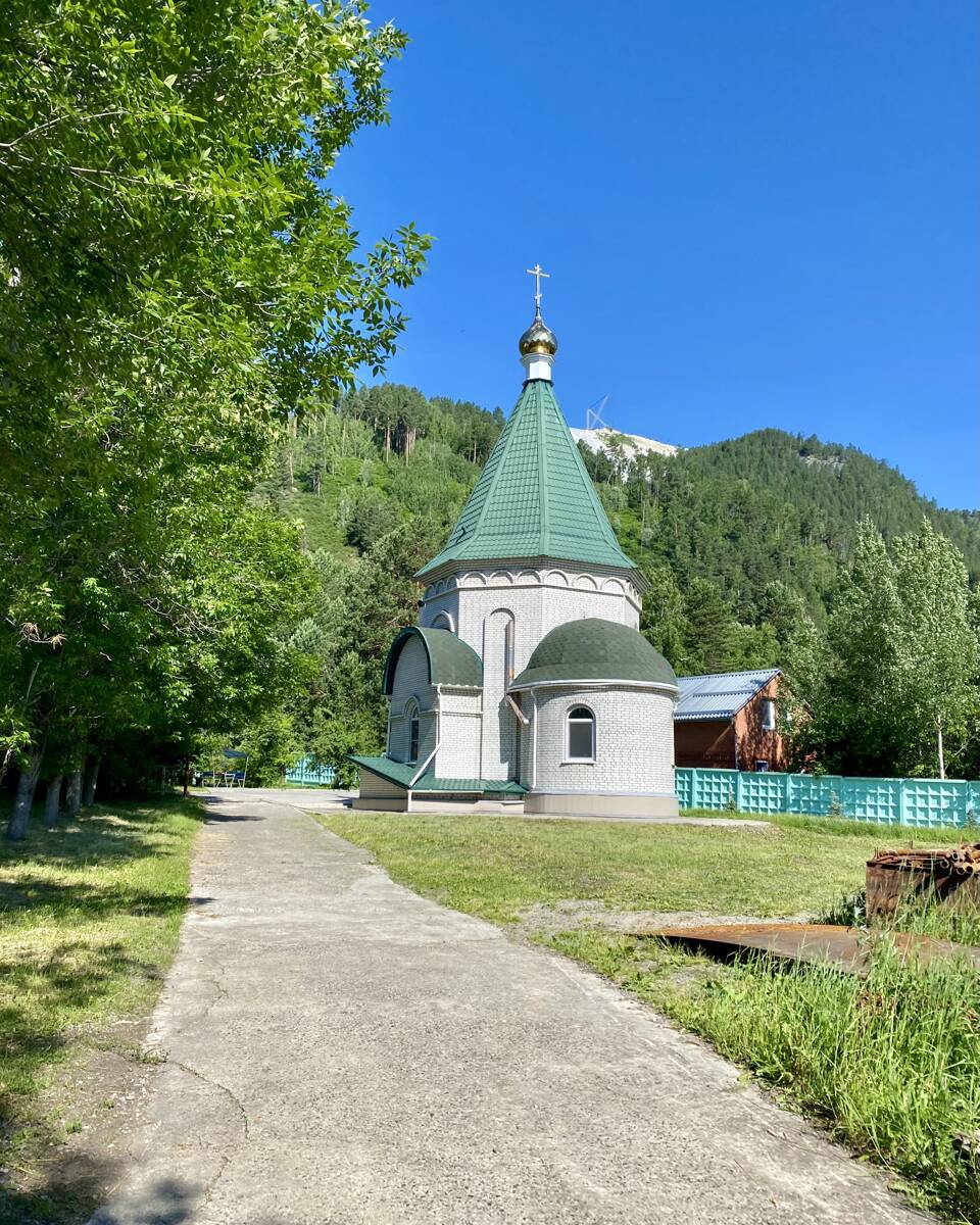 Церковь Сергия Радонежского, Изербель (Саяногорск, город, Республика Хакасия). фасады, Вид с р. Енисей