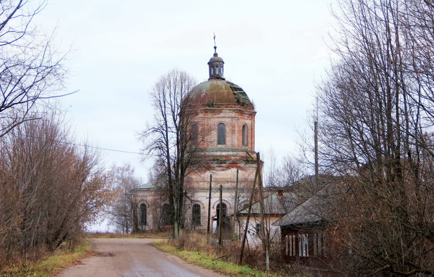 Высоково. Церковь Троицы Живоначальной. общий вид в ландшафте, Вид с дороги