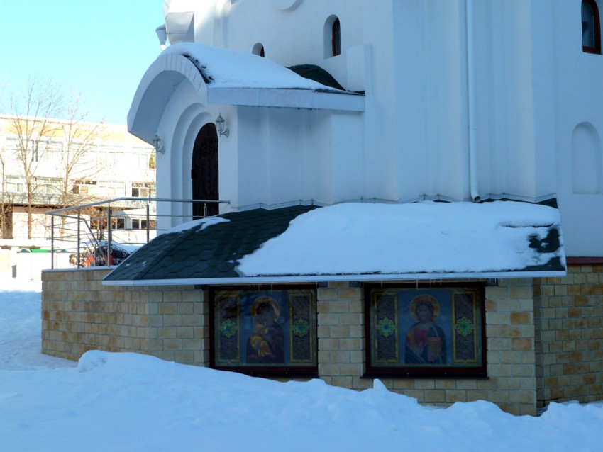 Церковь Петра и Февронии на Стара-Загоре, Самара (Самара, город, Самарская область). архитектурные детали, витражи на окнах южной стороны нижнего крестильного храма 