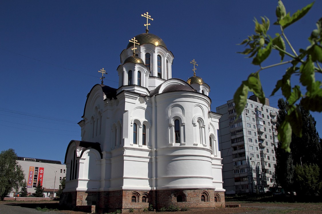 Самара. Церковь Троицы Живоначальной на Воронежских озёрах (новая). фасады