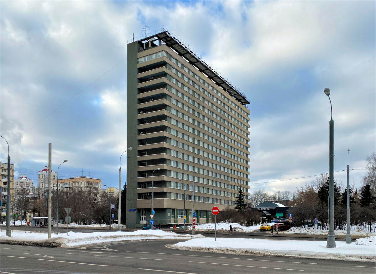 Домовая церковь Ольги равноапостольной при Паломническом центре Московского Патриархата, Раменки (Западный административный округ (ЗАО), г. Москва). дополнительная информация, Вид здания через Мичуринский проспект