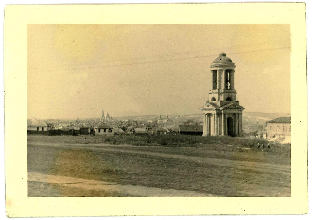 Колокольня храма. Фото 1942 г. с аукциона e-bay.de, архивная фотография. Церковь Успения Пресвятой Богородицы, Алексеевка (Алексеевский район, Белгородская область)