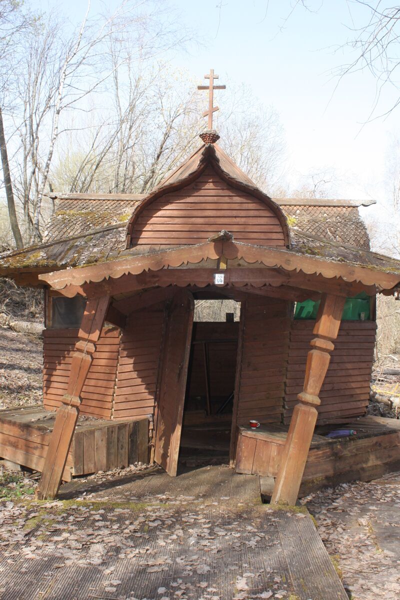 Часовня на роднике Брусёнский колодец, Курыничи (Козельский район, Калужская область). фасады