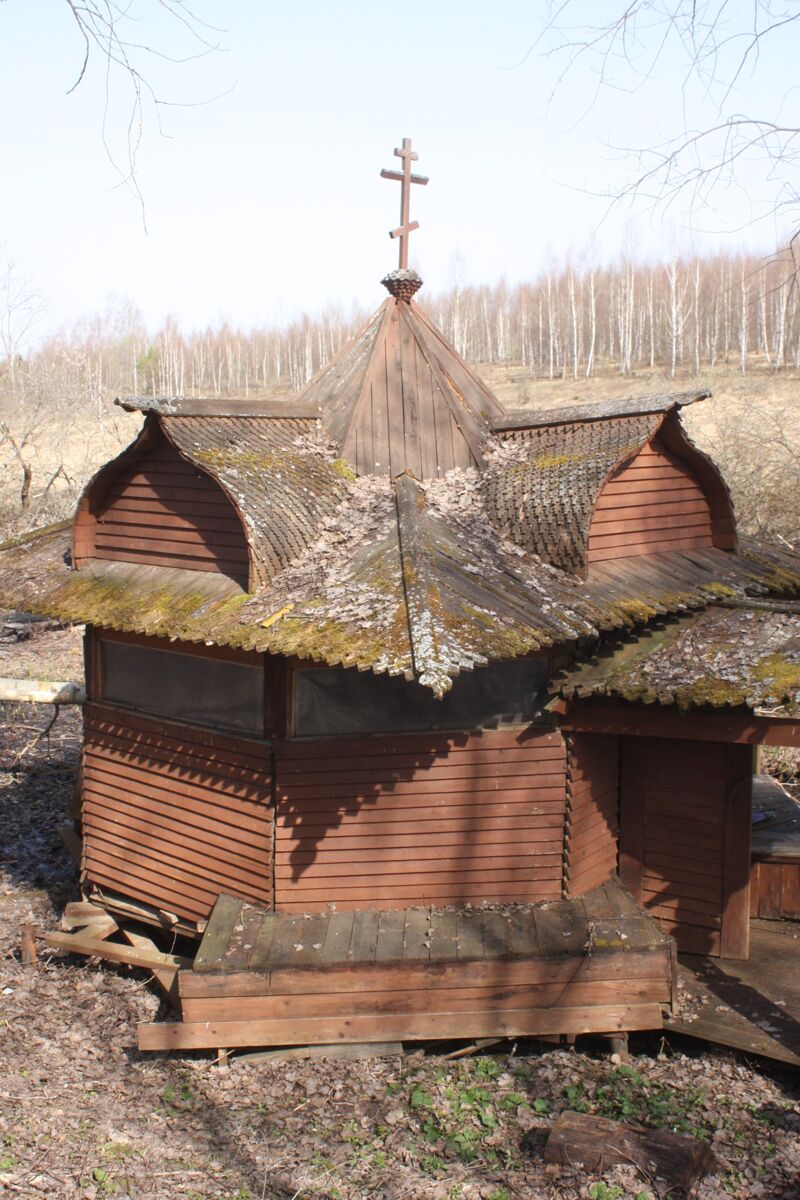 Часовня на роднике Брусёнский колодец, Курыничи (Козельский район, Калужская область). фасады