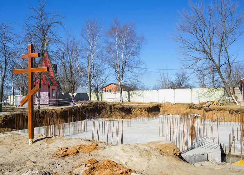 Церковь Луки (Войно-Ясенецкого), Чехов (Чеховский городской округ, Московская область). документальные фотографии, Церковь только строится.Действует часовня.