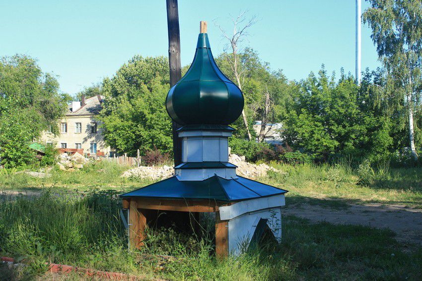 Церковь Ксении Петербургской, Самара (Самара, город, Самарская область). дополнительная информация, Главка церкви, снятая с здания для замены на новую