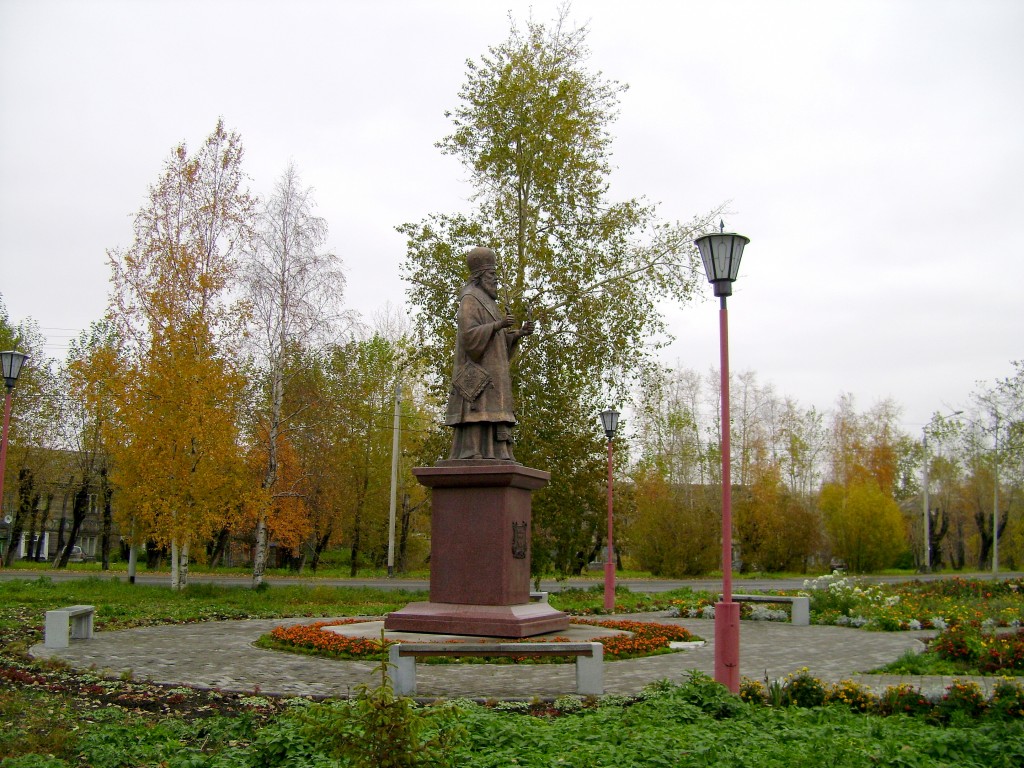 Церковь Тихона, Патриарха Всероссийского, Архангельск (Архангельск, город, Архангельская область). дополнительная информация, Памятник Святейшему Патриарху Тихону
