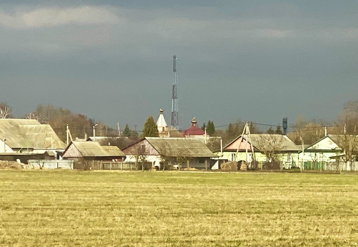 Церковь Успения Пресвятой Богородицы, Липники (Дрогичинский район, Беларусь, Брестская область). дополнительная информация, Вид из проходящего поезда с дистанции в 1 км